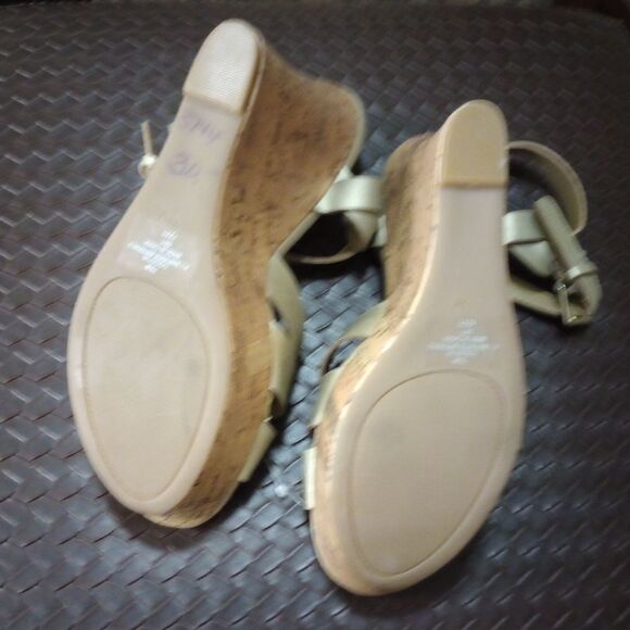 🆕👡GBG Gold Strappy Sandals - Guess - Picture 5 of 5